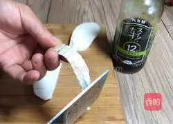 Illustration of how to make artificial waist flowers 1