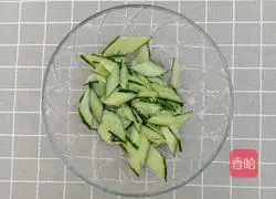 Illustration of how to make cucumber mixed with white fungus 3
