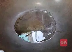 Fried Qian Zhang with green peppers Illustration of how to do it 7