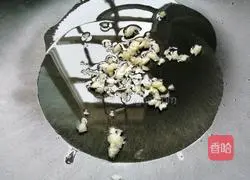 Illustration of how to make minced garlic and red amaranth 3