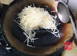 Illustration of how to make green pepper and potato shreds 4