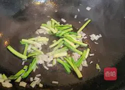 Illustration of how to make fried lotus root balls and braised vermicelli 2
