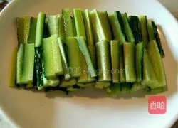 Illustration of how to make spicy and sour cucumber strips 2