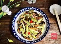 Illustration of how to make eggplant and braised beans 12