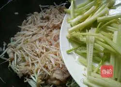 Illustration of how to make fried meat with celery and bean sprouts 5