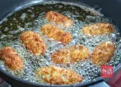 Illustration of how to make crispy taro rolls 12