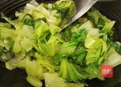Illustration of how to make sweet and sour lettuce 12