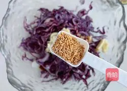 Illustration of how to make purple cabbage shreds 6
