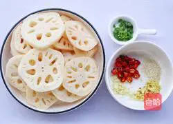 Illustration of how to make cold spicy lotus root slices 1