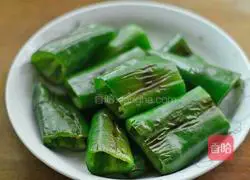 Illustration of how to make pan-fried tiger skin pepper 5