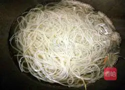 Illustration of how to mix soybean sprouts with vermicelli 6