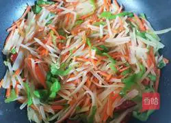 Illustration of making spicy carrot, green pepper and potato shreds 6