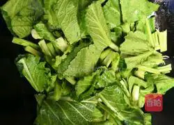 Illustration of how to stir-fry mustard greens 5