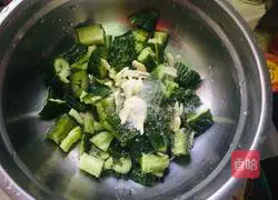 Illustration of how to make cucumbers with garlic paste 3