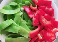 Illustration of how to make braised mixed vegetables with two ears (detoxification and bowel cleansing) 2