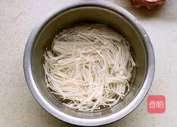 Illustration of how to make spinach and nuts mixed with enoki mushrooms 3