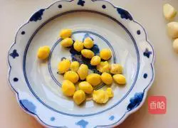 Illustration of how to stir-fry ginkgo with celery 2