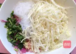 Illustration of how to mix cabbage with vermicelli 6