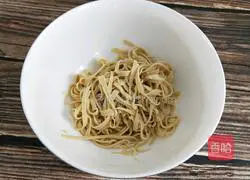 Illustration of how to make cold spinach and dried tofu skin 6