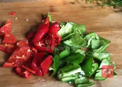 Illustration of how to make chili roasted vegetarian chicken 3