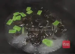 Illustration of how to make fried lily with black fungus 2