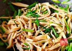 Illustration of how to stir-fry tofu skin with green garlic sprouts 5