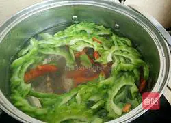 How to stir-fry bitter melon Illustration 4