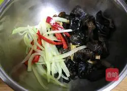 Illustration of how to make black fungus with bamboo shoot tips 4