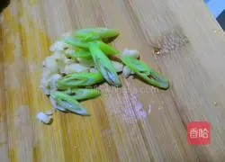 Illustration of how to stir-fry cabbage and fungus 5