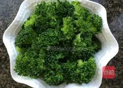 Illustration of how to make garlic broccoli salad 4