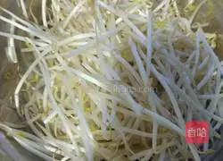 Illustration of how to make crispy fried mung bean sprouts 1
