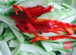 Stir-fried Illustration of how to make loofah 2