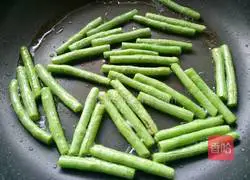 Illustration of how to make eggplant horn love 5