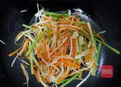 Illustration of how to stir-fry three shredded silkworms 4