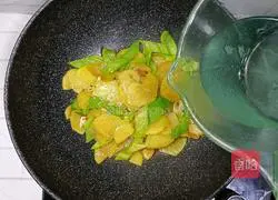 Illustration of how to make green pepper and potato slices 18