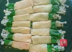 Illustration of how to make vegetarian fried bean rolls with enoki mushrooms 3