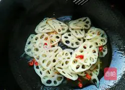 Illustration of how to make spicy and sour lotus root slices 11