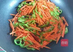 Illustration of how to make spicy carrot, green pepper and potato shreds 4