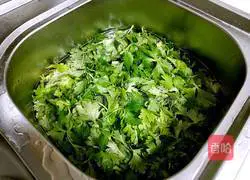 Illustration of how to make cold celery leaves 2