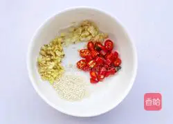 Illustration of how to make cold spicy lotus root slices 3