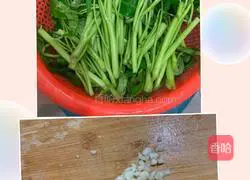 Illustration of how to make spicy garlic water spinach 1