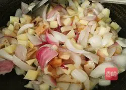 How to stir-fry potatoes with diced onions and lotus roots Illustration 8