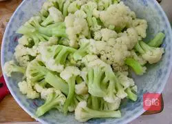 Illustration of how to make fried cauliflower and dried shrimps 4