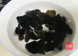 Illustration of how to make Northeastern specialty black and white vegetables 3