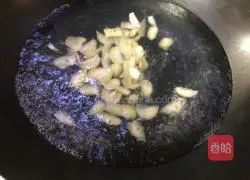 Illustration of how to stir-fry celery and lily 6