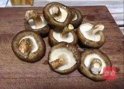 Illustration of making mushroom slices in oyster sauce 1