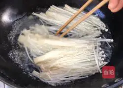 Illustration of how to make cold egg and enoki mushroom rolls 5