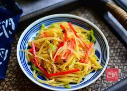 Illustration of how to make pepper-fried shredded potatoes 10