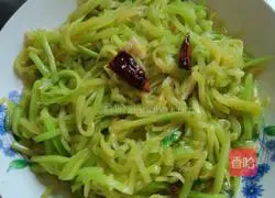 Illustration of how to stir-fry pumpkin shreds with dry pepper 7