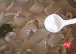 Illustration of how to make pig skin jelly 9